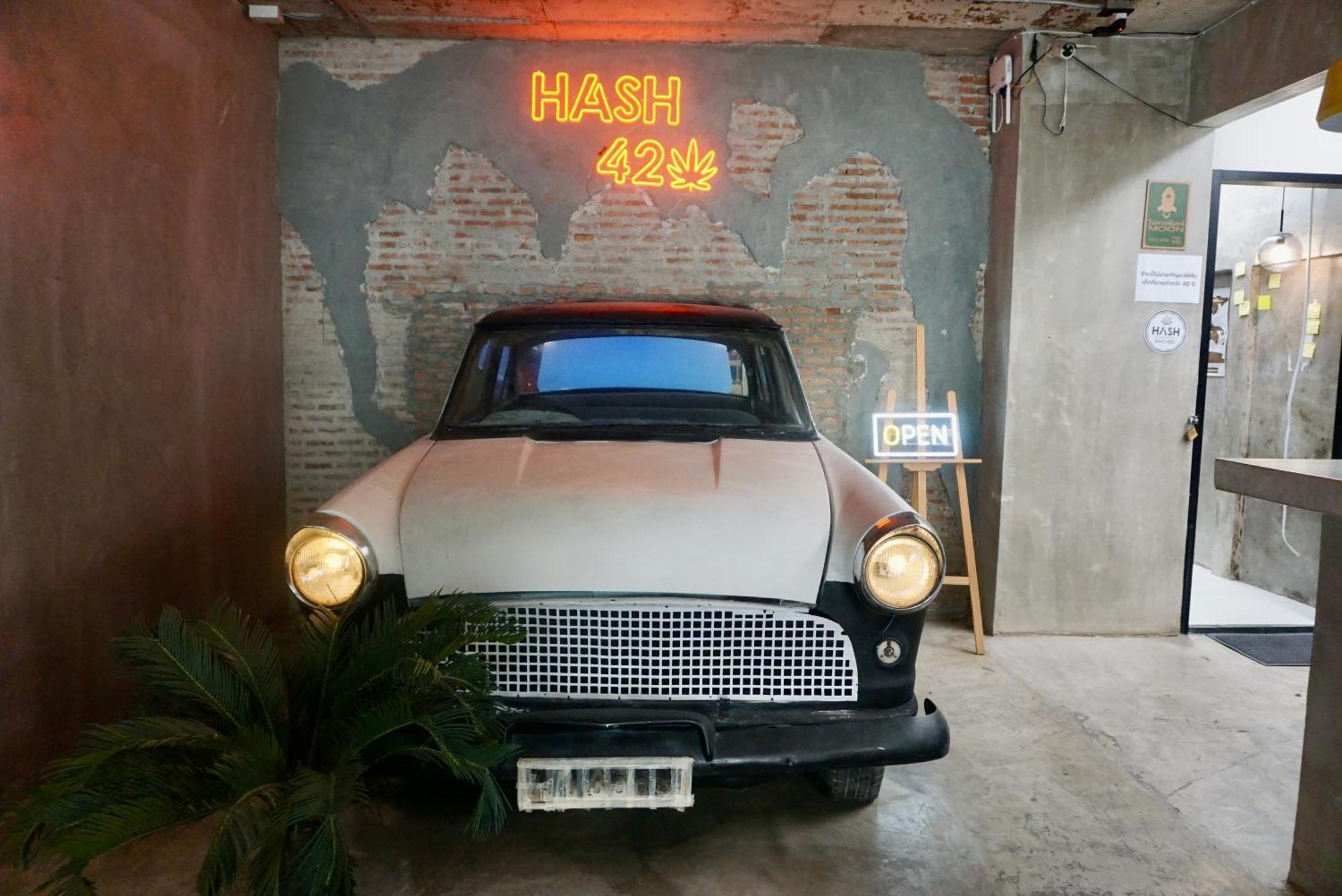 Silom Soi 3 Hash Apartment Hip And Funky With Rooftop View Bangkok Bagian luar foto