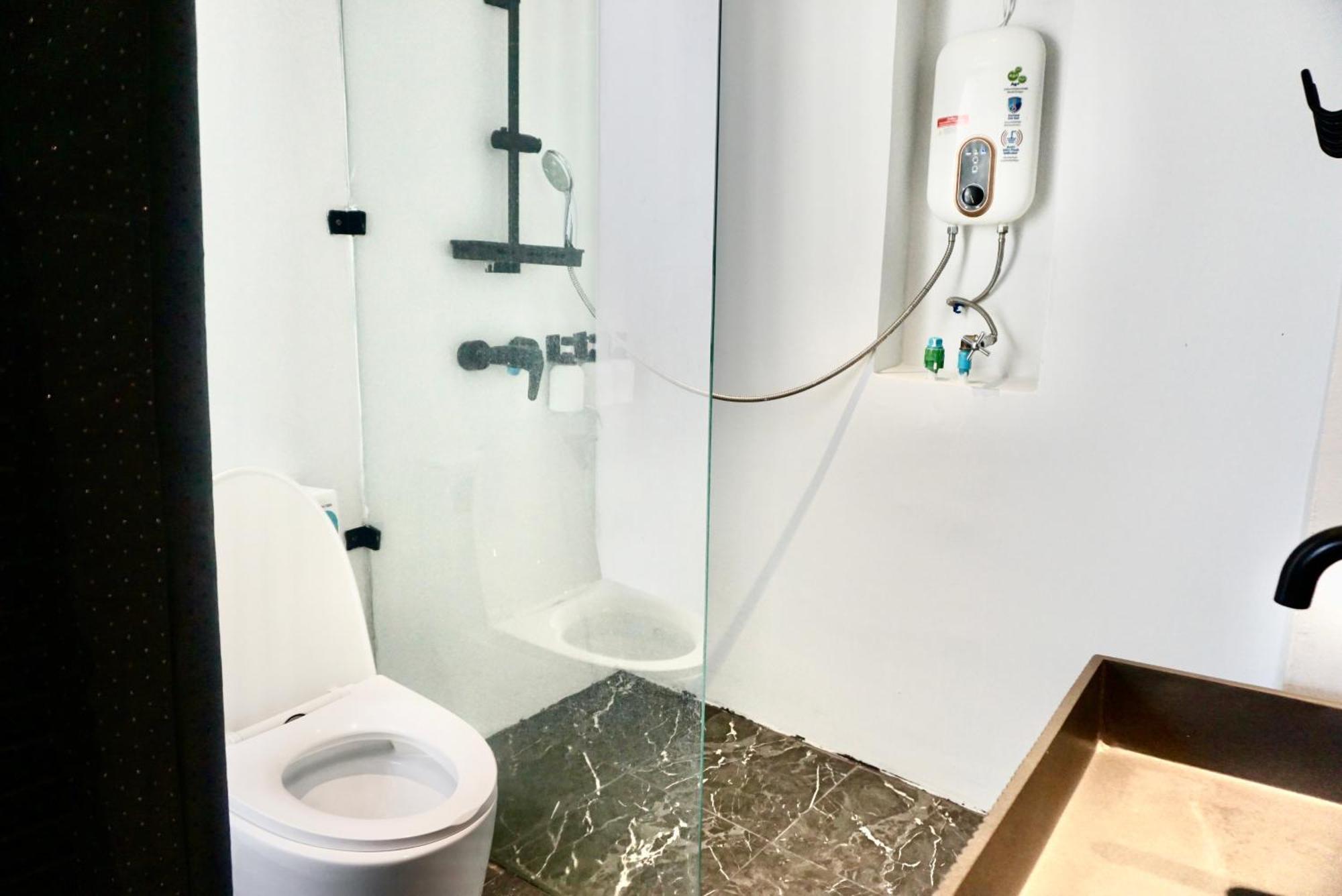 Silom Soi 3 Hash Apartment Hip And Funky With Rooftop View Bangkok Bagian luar foto