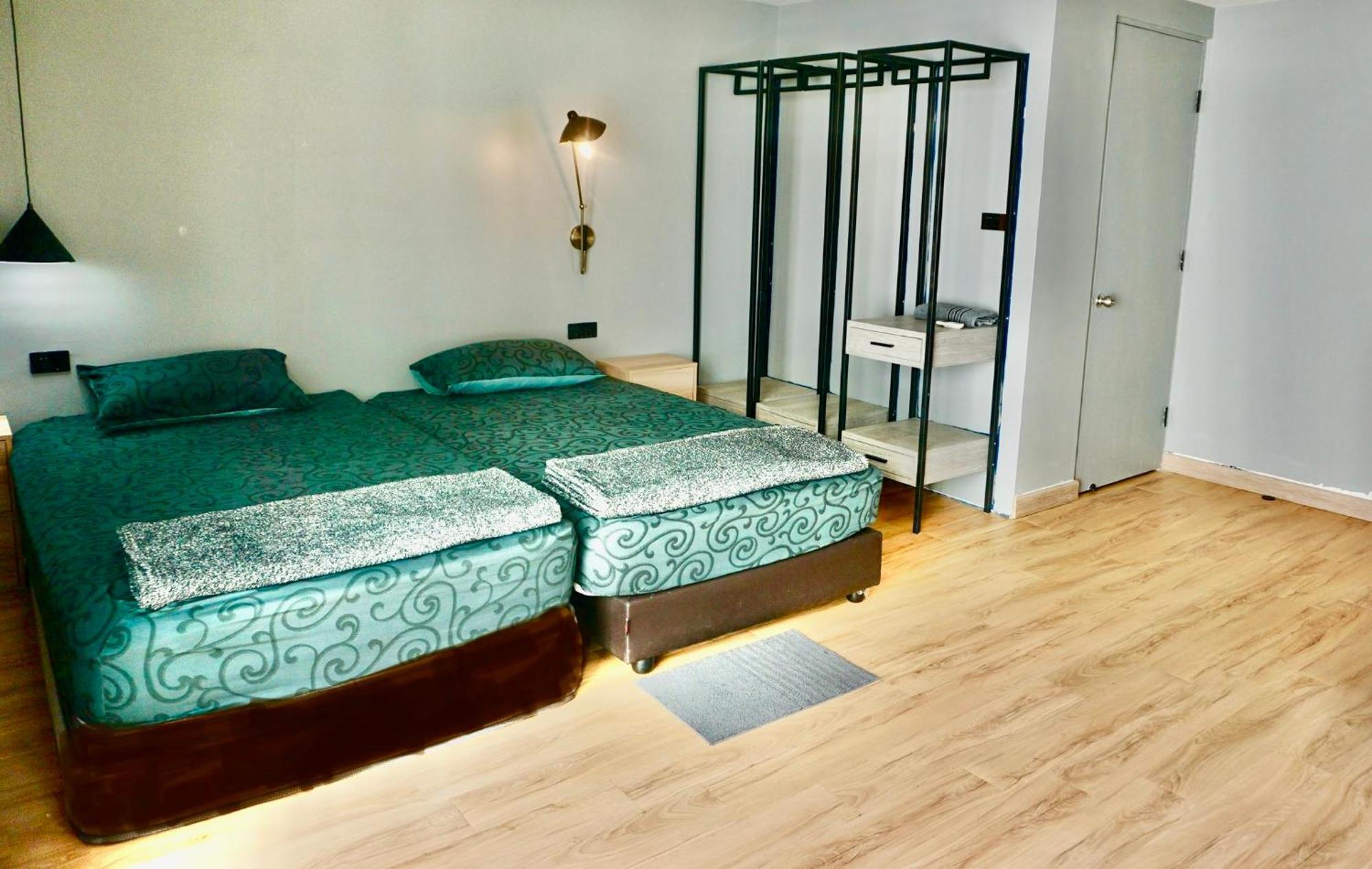 Silom Soi 3 Hash Apartment Hip And Funky With Rooftop View Bangkok Bagian luar foto