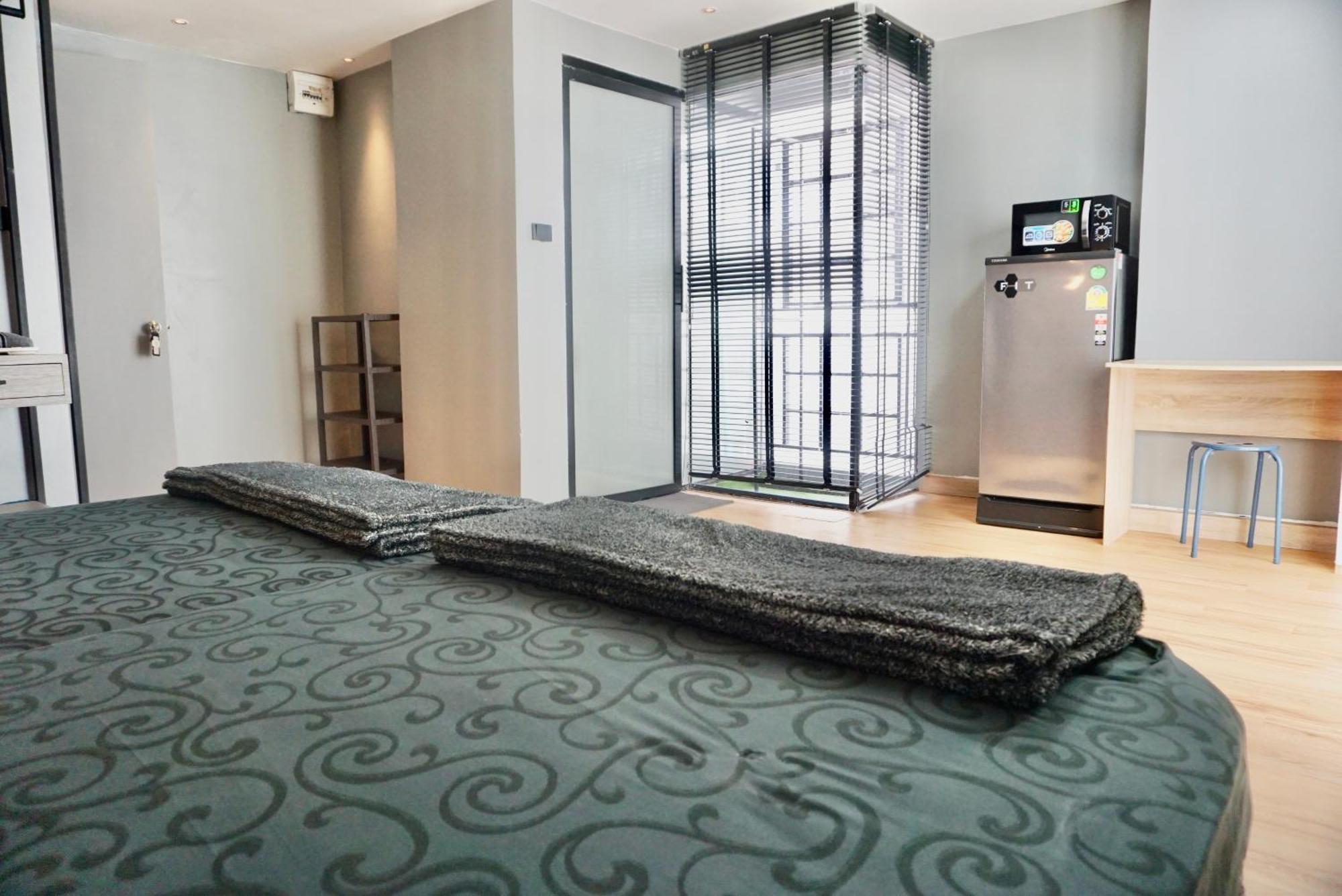 Silom Soi 3 Hash Apartment Hip And Funky With Rooftop View Bangkok Bagian luar foto